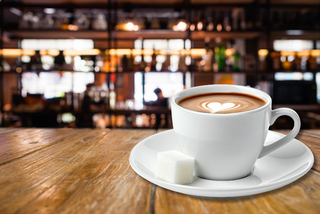 Pourquoi boire son café sans sucre : bienfaits, goût et habitude consciente